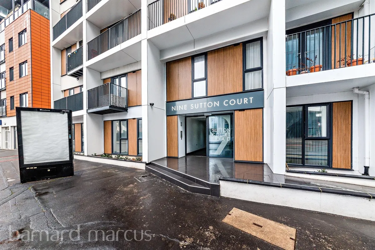 Flat Sutton Court Road in Greater London