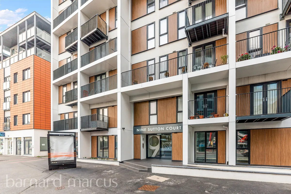 Flat Sutton Court Road in Greater London