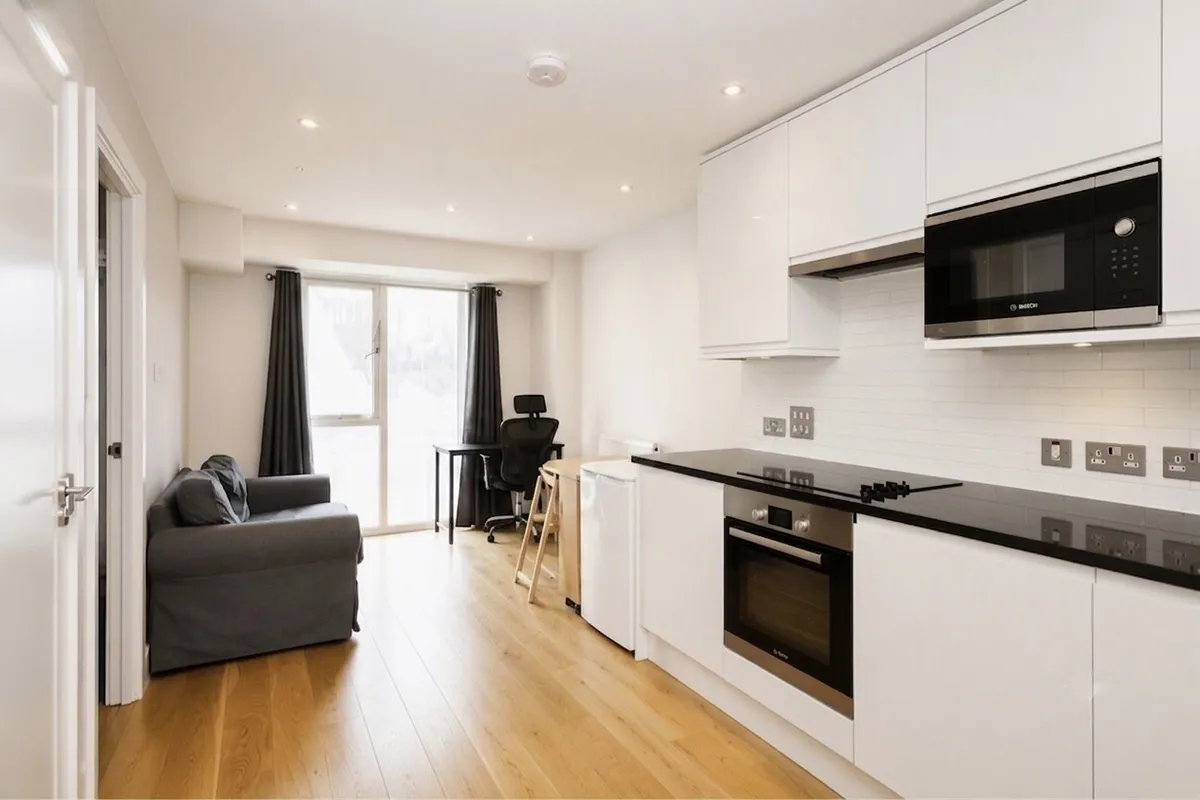 Flat Sutton Court Road in Greater London