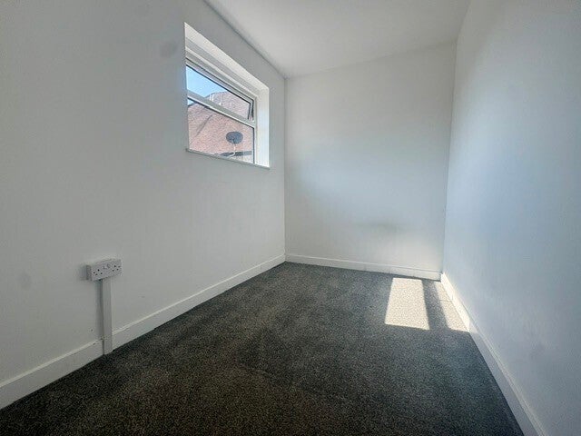 Flat Whitworth Road in Swindon