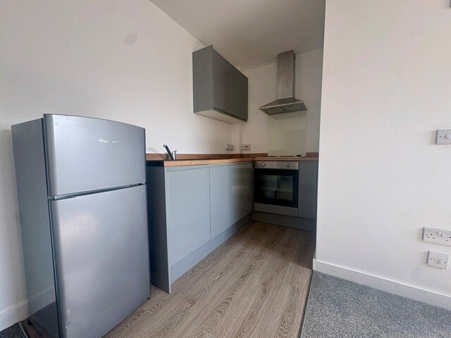 Flat Whitworth Road in Swindon