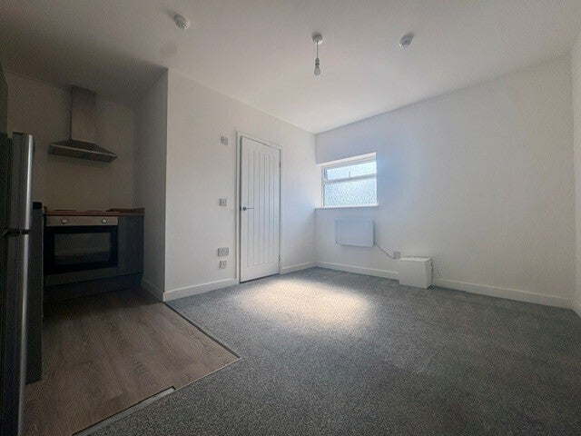 Flat Whitworth Road in Swindon