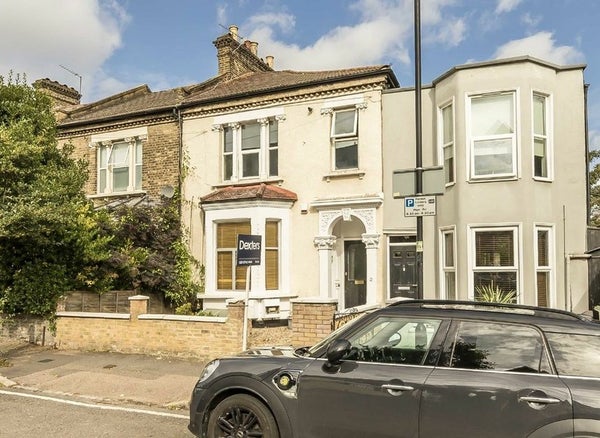 Flat Elmcourt Road in London