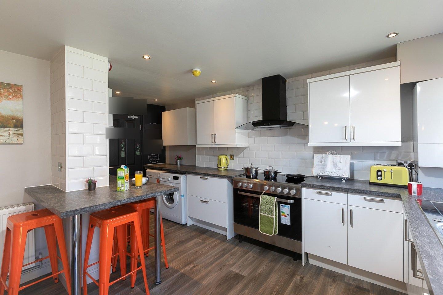 Room Cherry Tree Avenue in Borough of Spelthorne