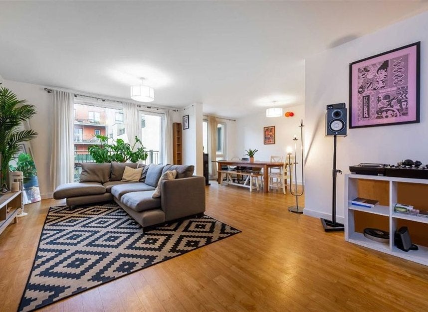 Flat Hackney Road in Greater London