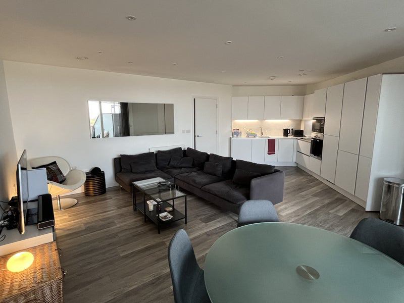 Room Scena Way in Greater London