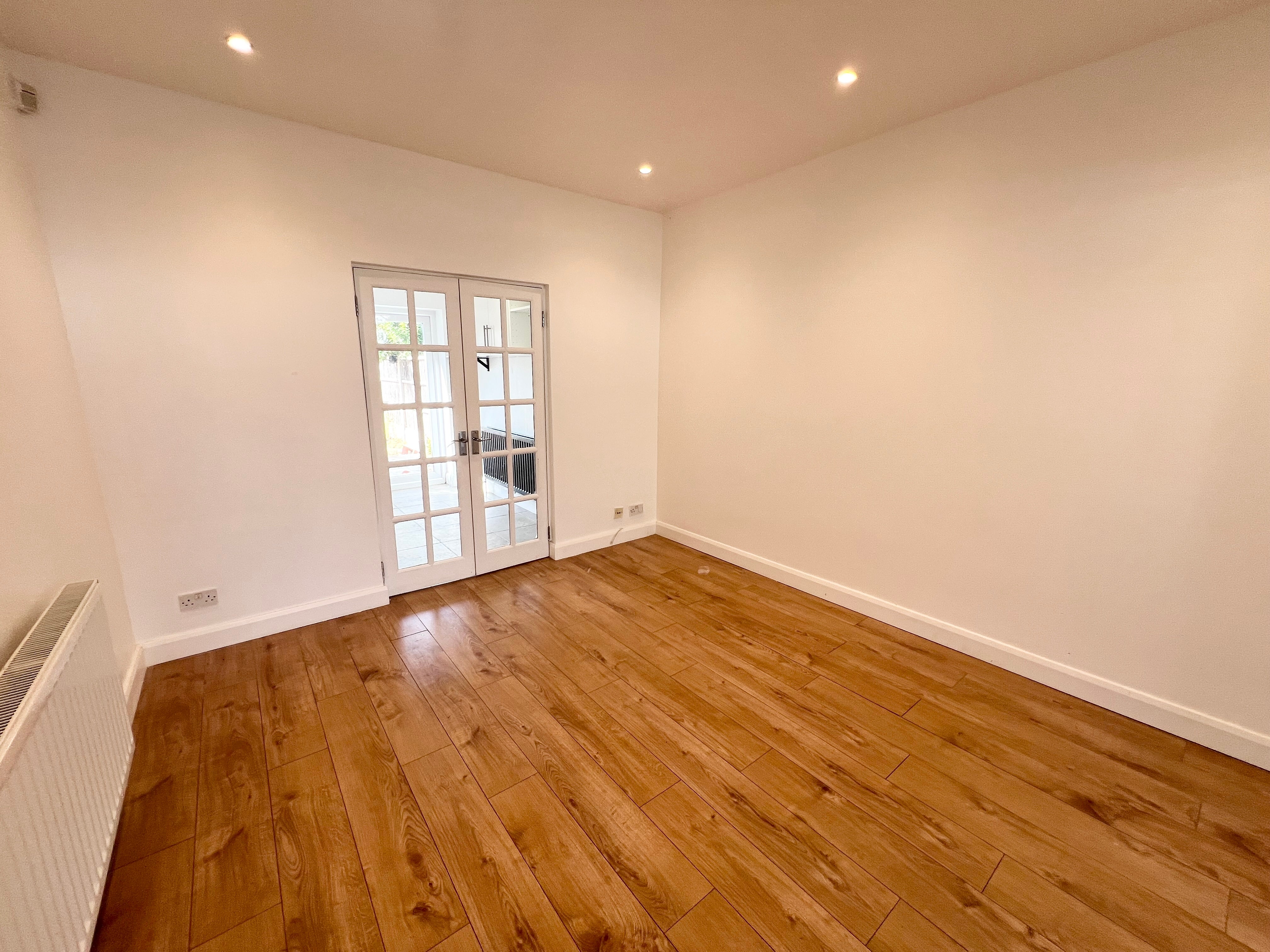 House Heston Avenue in Greater London