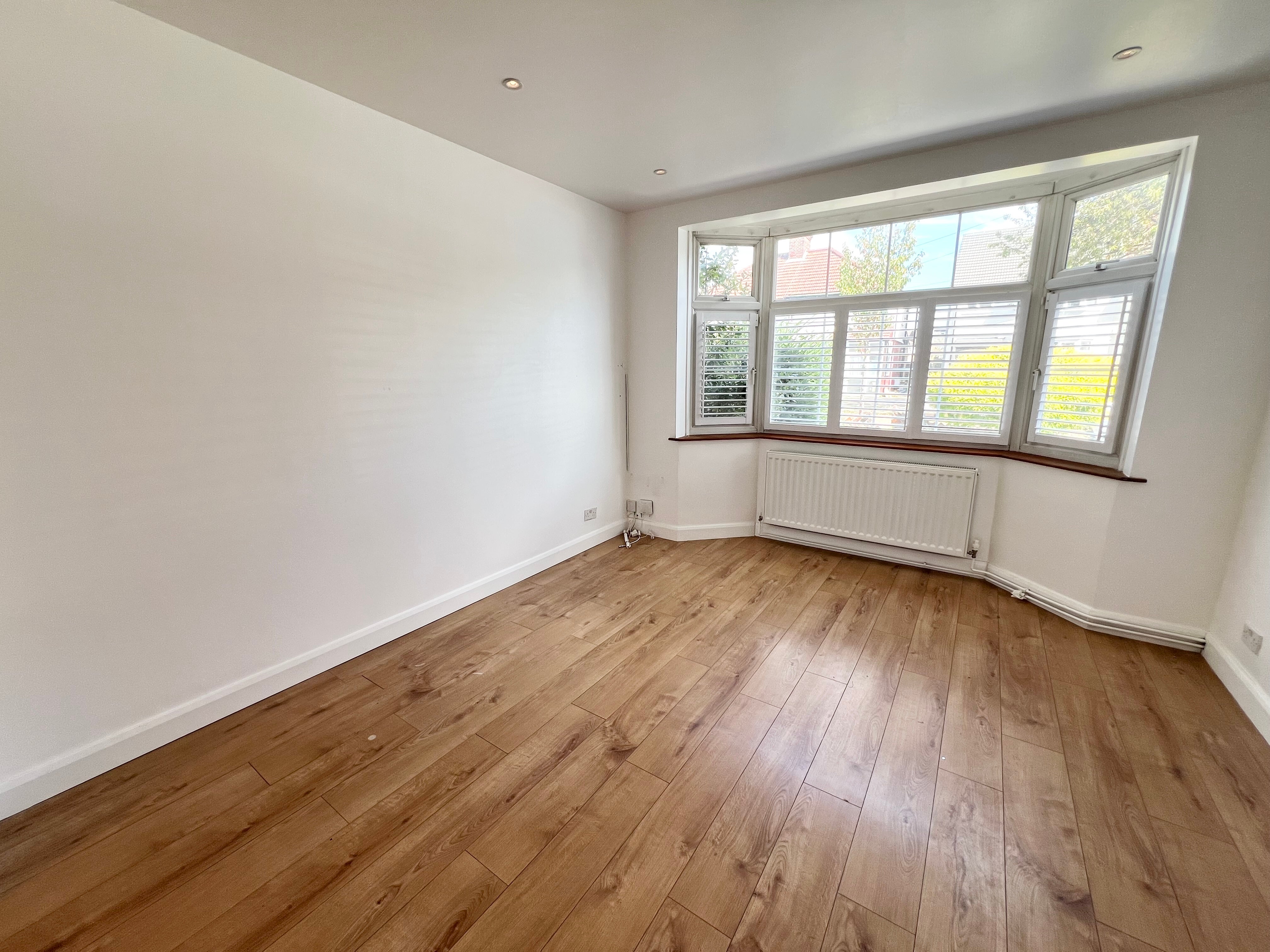 House Heston Avenue in Greater London