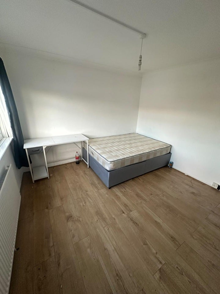 Room Alderman Avenue in Greater London