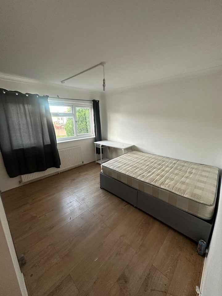 Room Alderman Avenue in Greater London