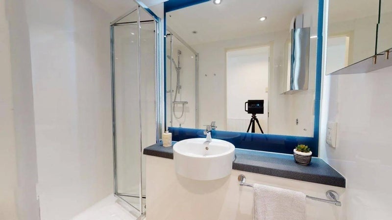 Room Lett Road in Greater London