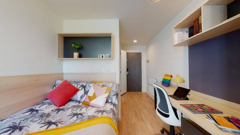 Room Lett Road in Greater London