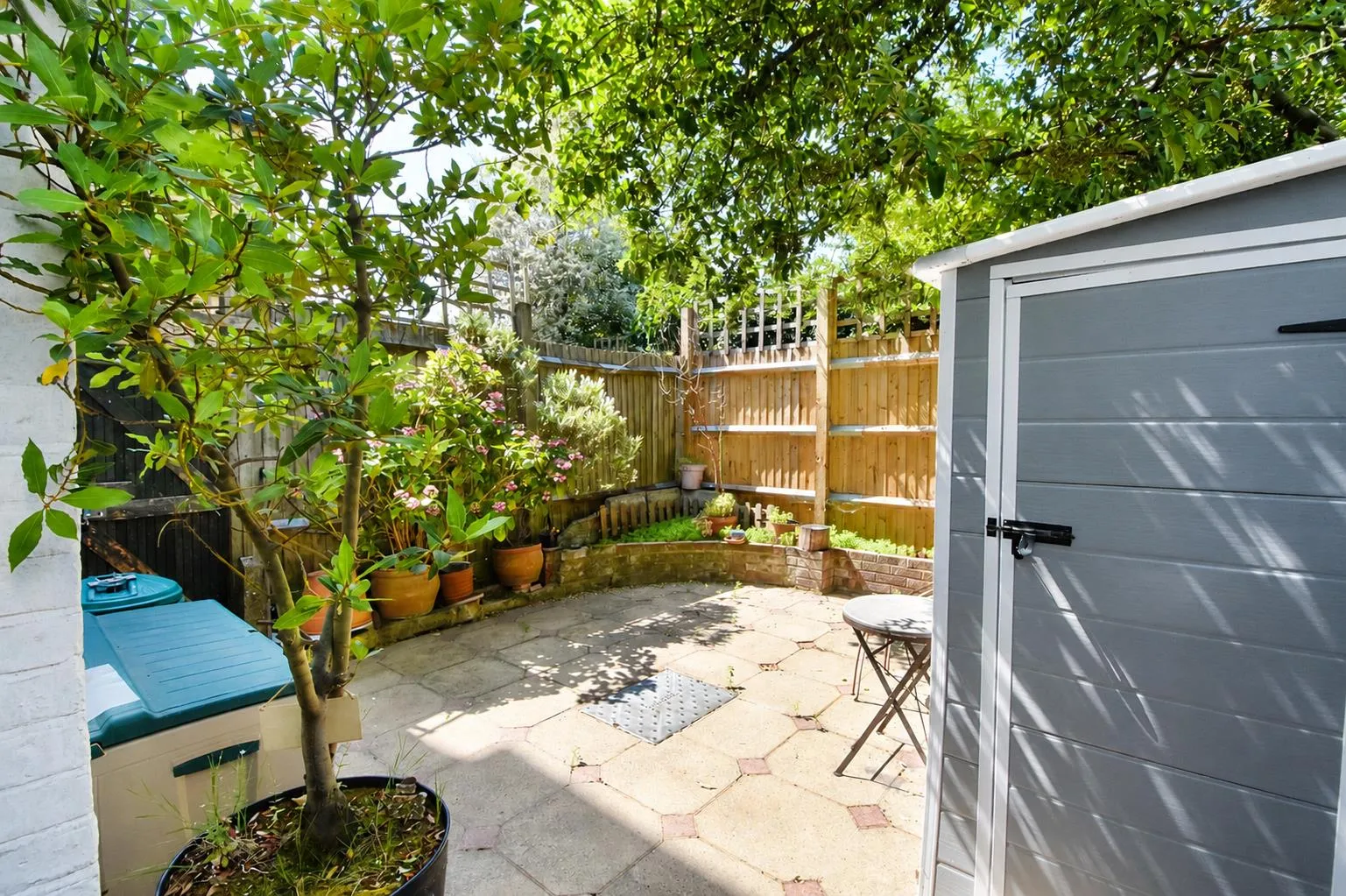 House Rosslyn Avenue in Greater London