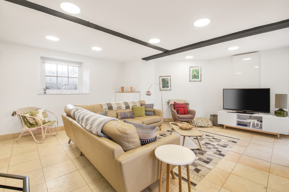 Flat Hampton Court Road in Greater London