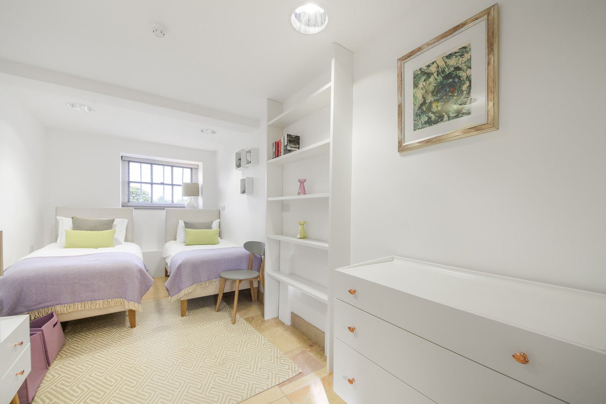 Flat Hampton Court Road in Greater London