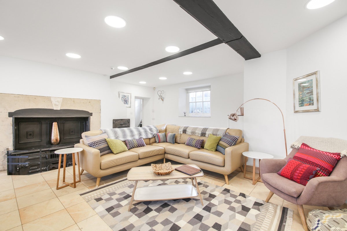 Flat Hampton Court Road in Greater London