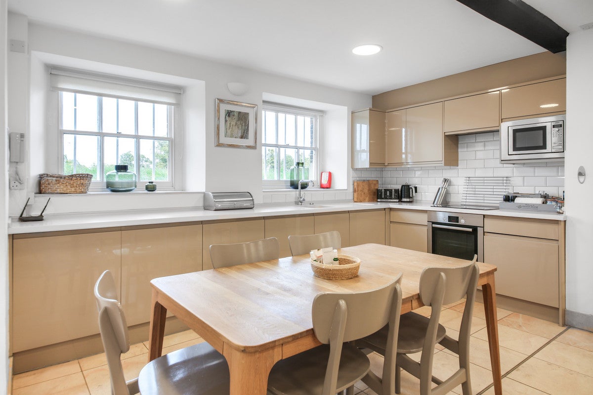 Flat Hampton Court Road in Greater London