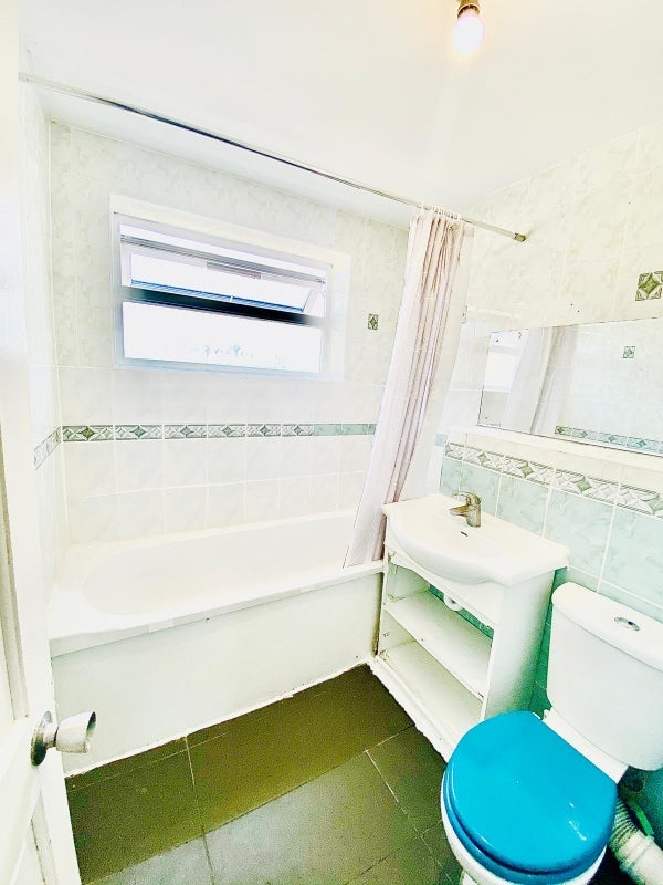 Room Atherton Road in Greater London