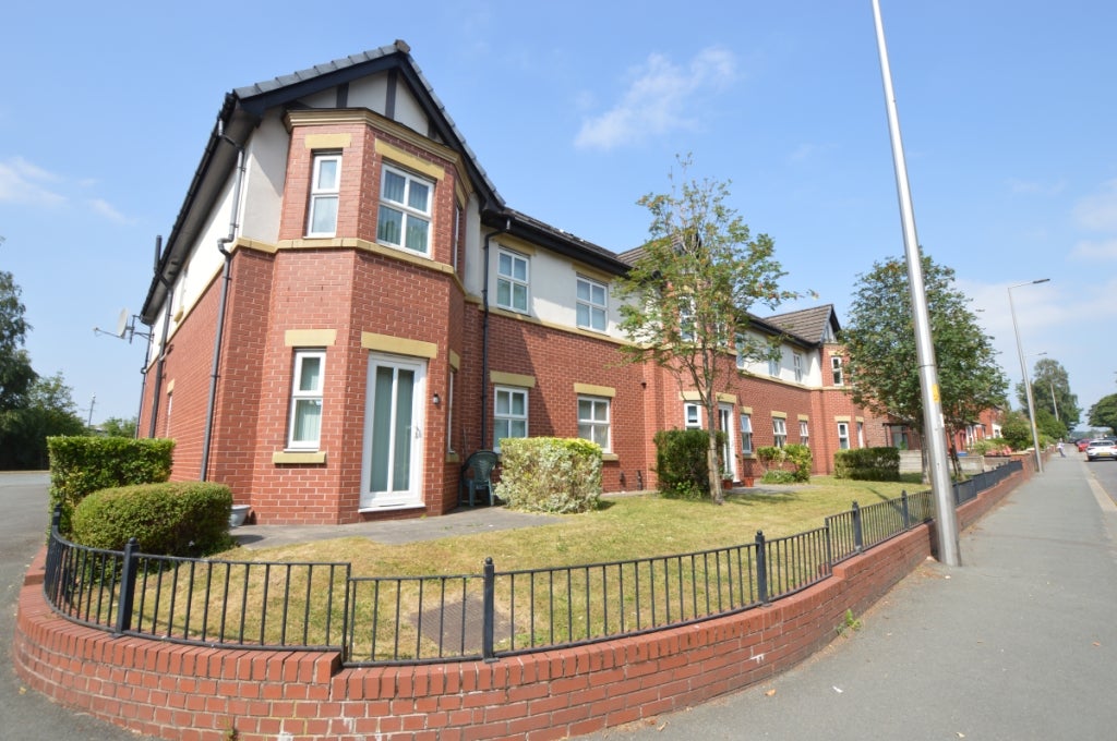 Flat Wigan Road in Wigan