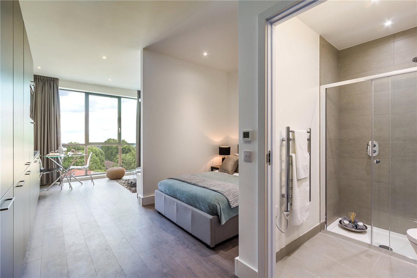 Flat Elmgrove Road in Greater London