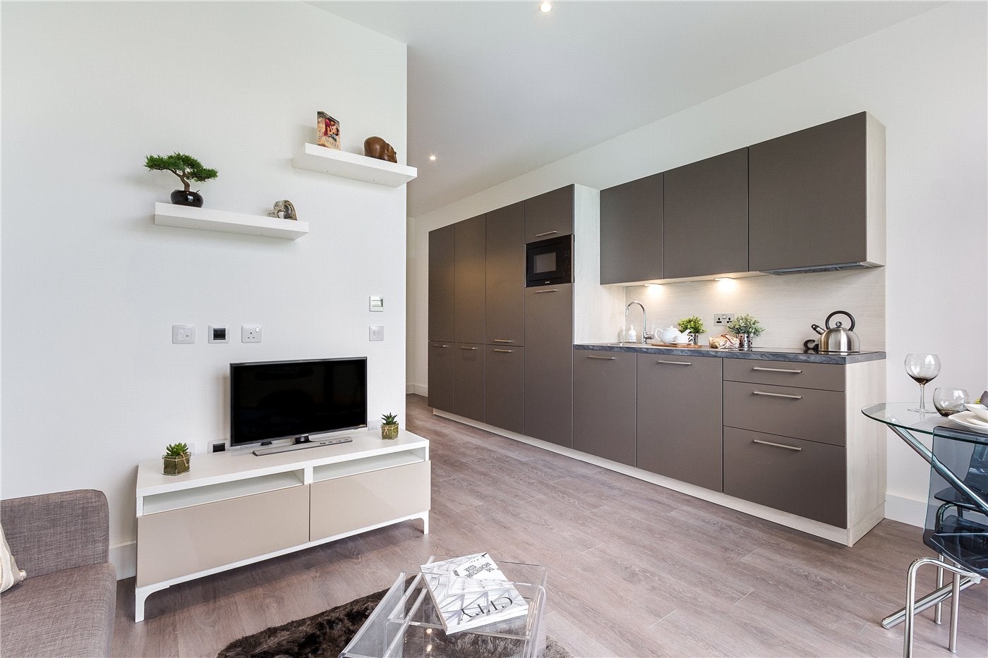 Flat Elmgrove Road in Greater London