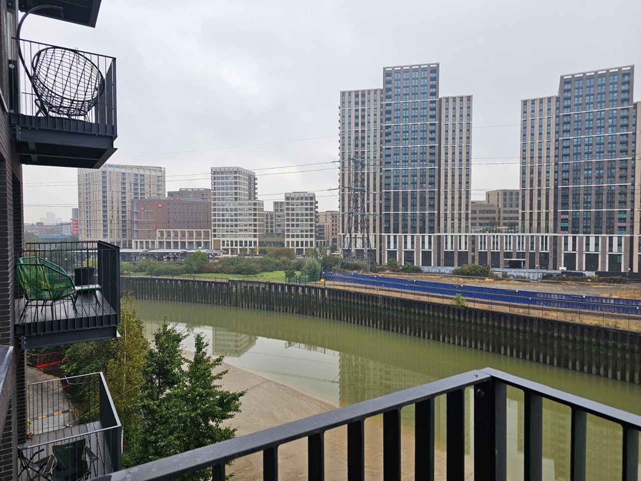 Flat City Island Way in Greater London