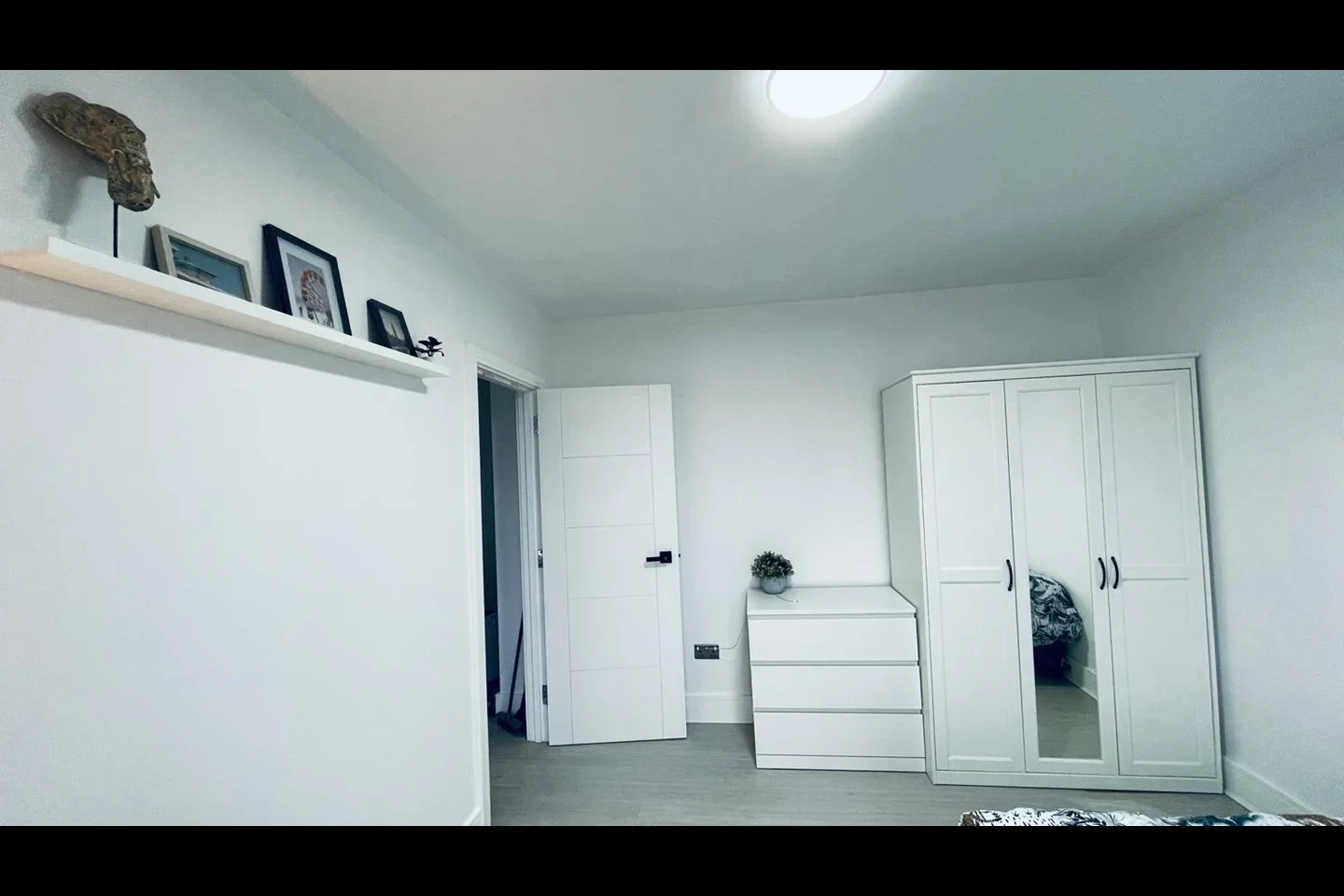 Room Taunton Avenue in Greater London