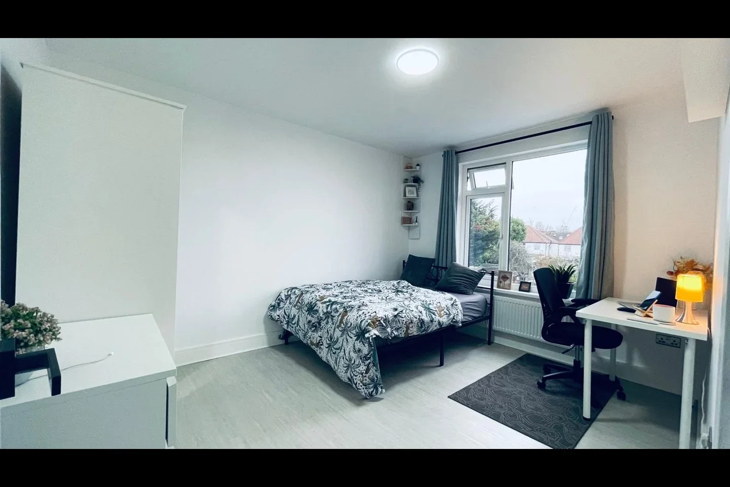 Room Taunton Avenue in Greater London