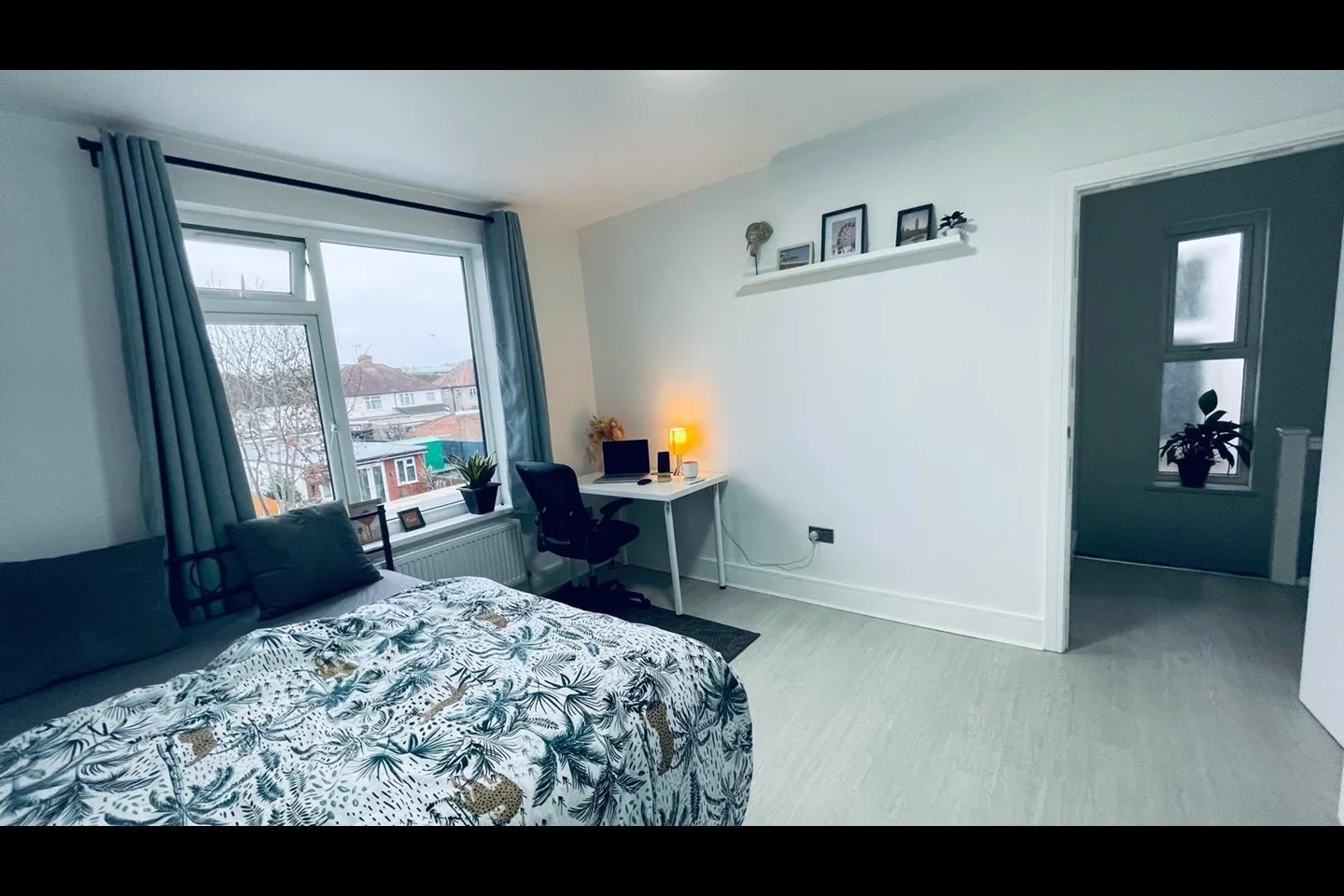 Room Taunton Avenue in Greater London