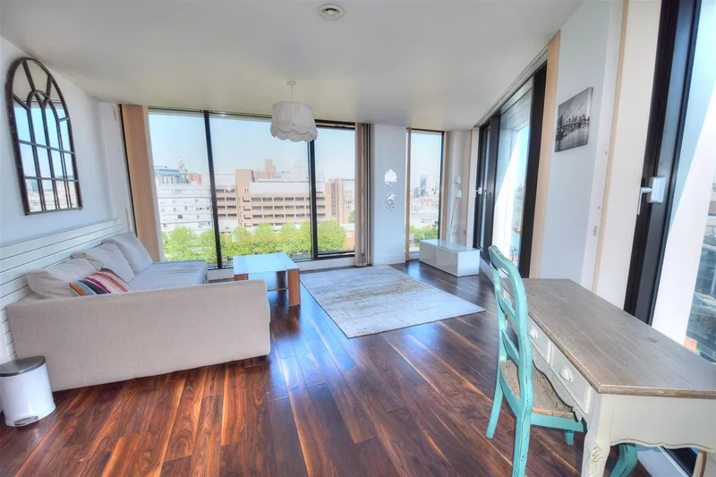 Flat Custom House Place in Liverpool