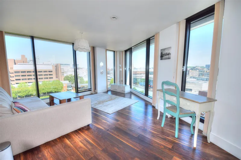 Flat Custom House Place in Liverpool