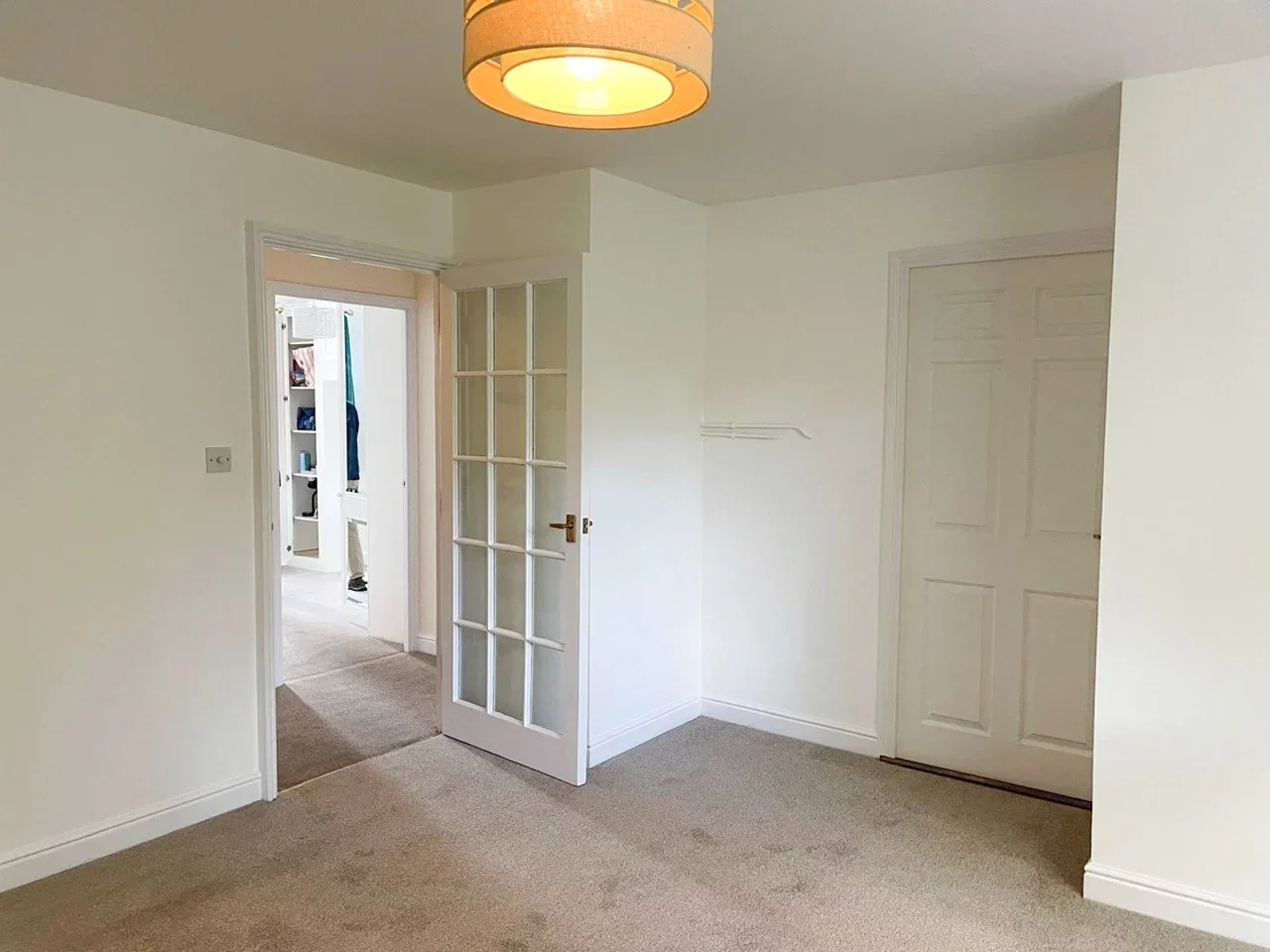 Flat Woodfield Road in Elmbridge