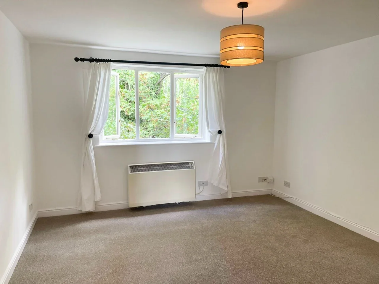 Flat Woodfield Road in Elmbridge