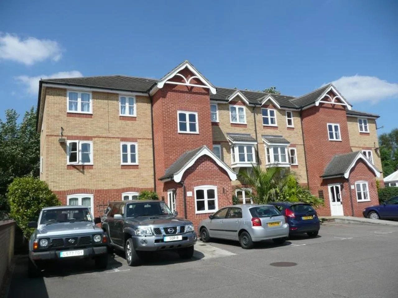 Flat Woodfield Road in Elmbridge