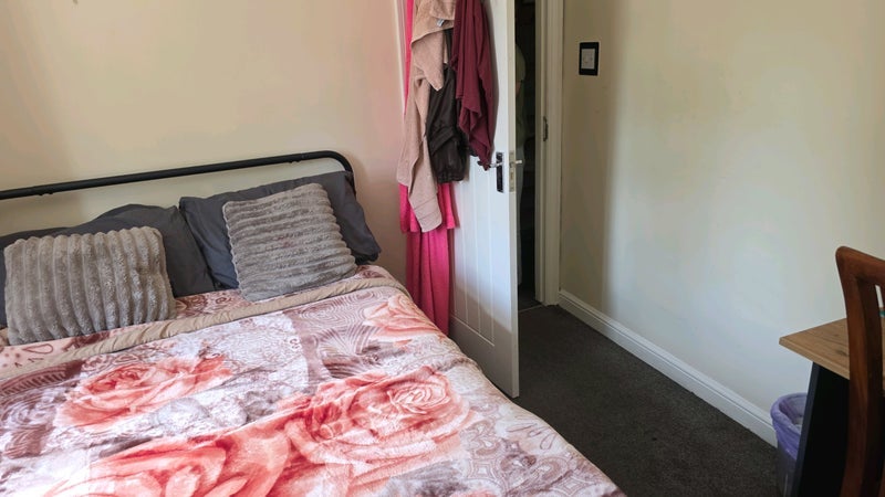 Room Northgate Road in Crawley