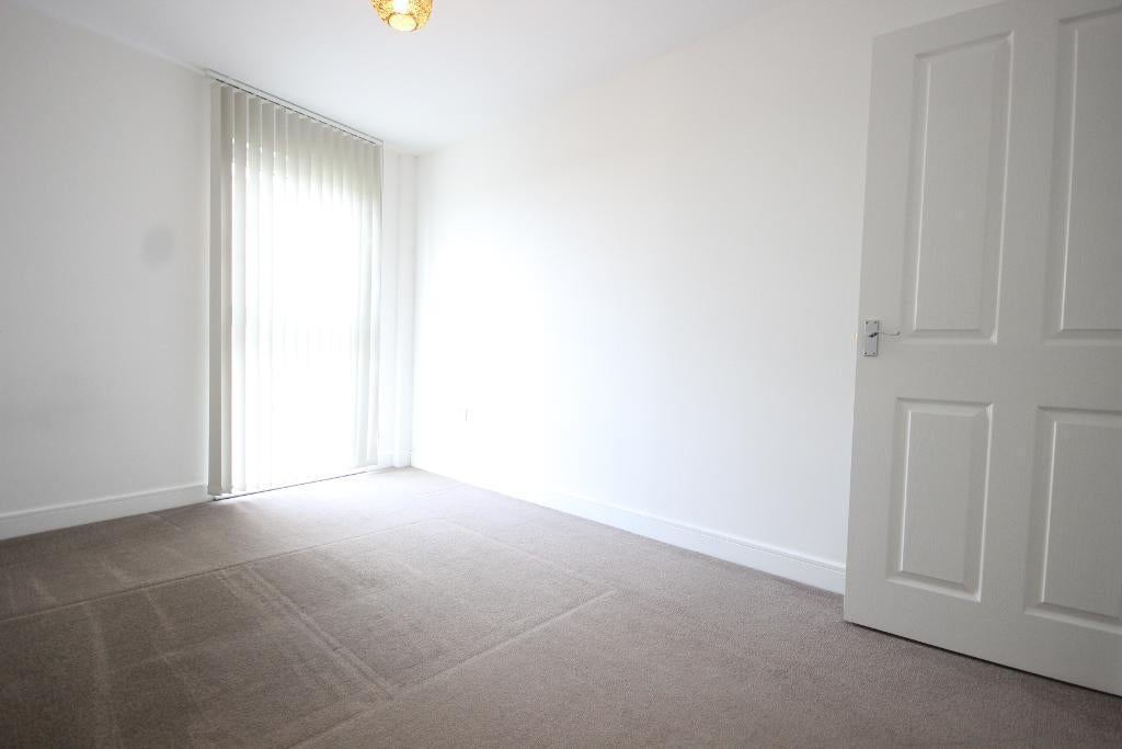 Flat Academy Way in Greater London