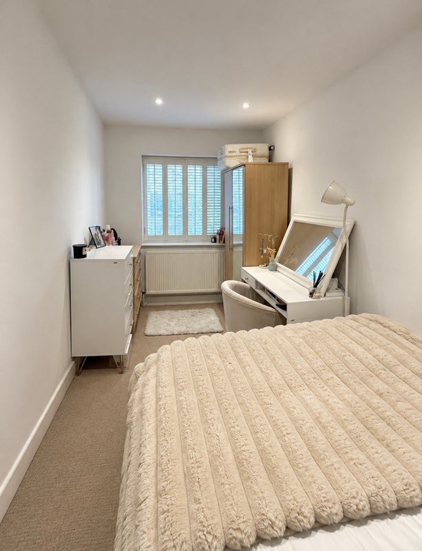 Flat Ingrave Street in Greater London