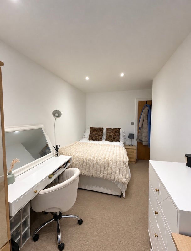 Flat Ingrave Street in Greater London
