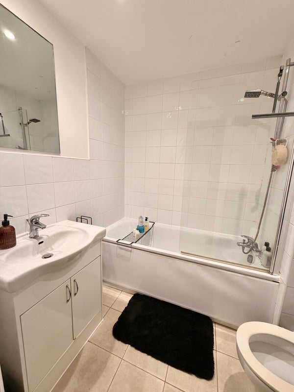 Flat Ingrave Street in Greater London