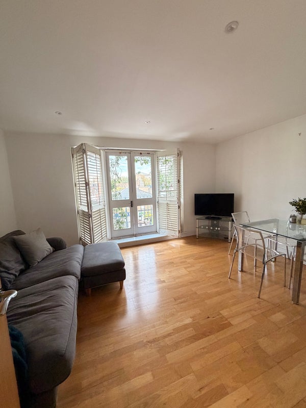 Flat Ingrave Street in Greater London