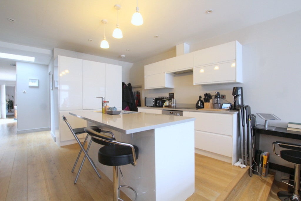 Flat Upper Richmond Road in Greater London
