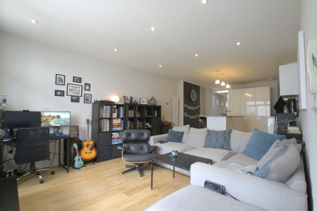 Flat Upper Richmond Road in Greater London