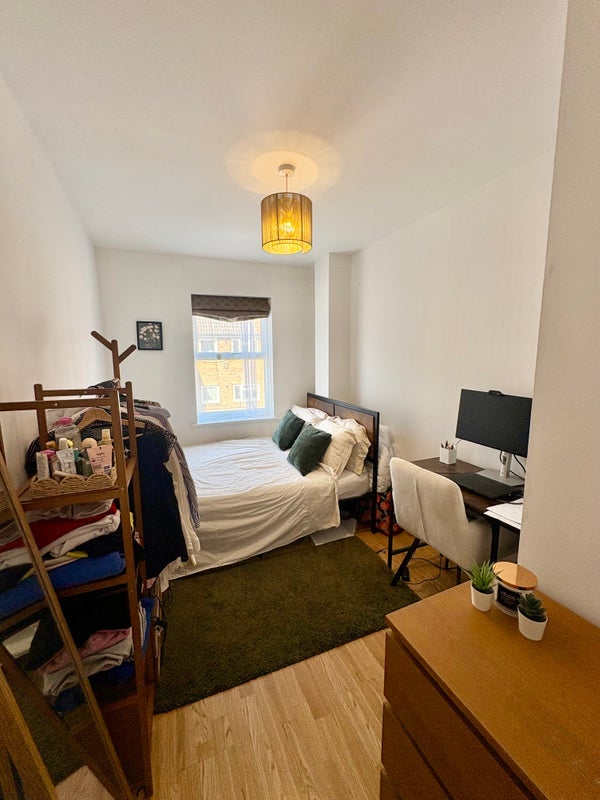 Room Wapping Lane in Greater London