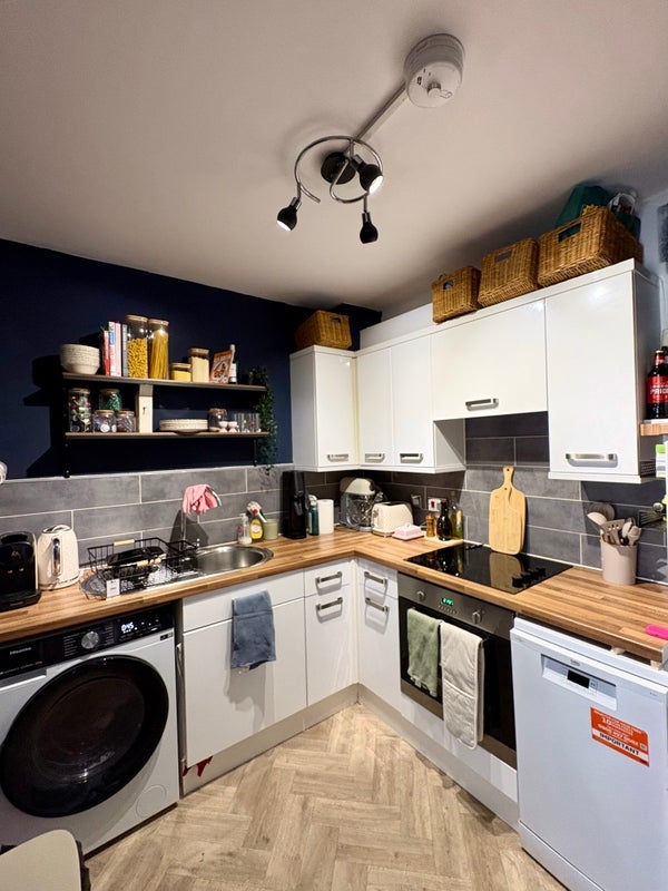 Room Wapping Lane in Greater London