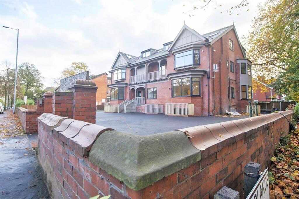 Flat Wilbraham Road in Manchester