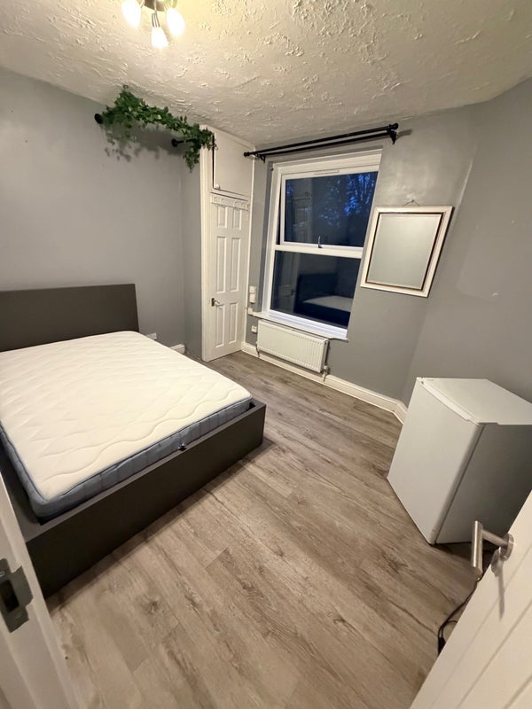 Room Tanners Hill in Greater London