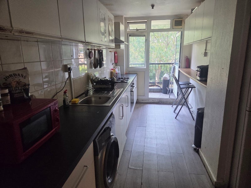 Room Dellow Street in Greater London