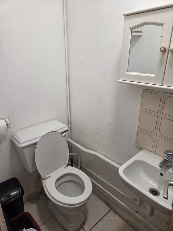 Room Dellow Street in Greater London