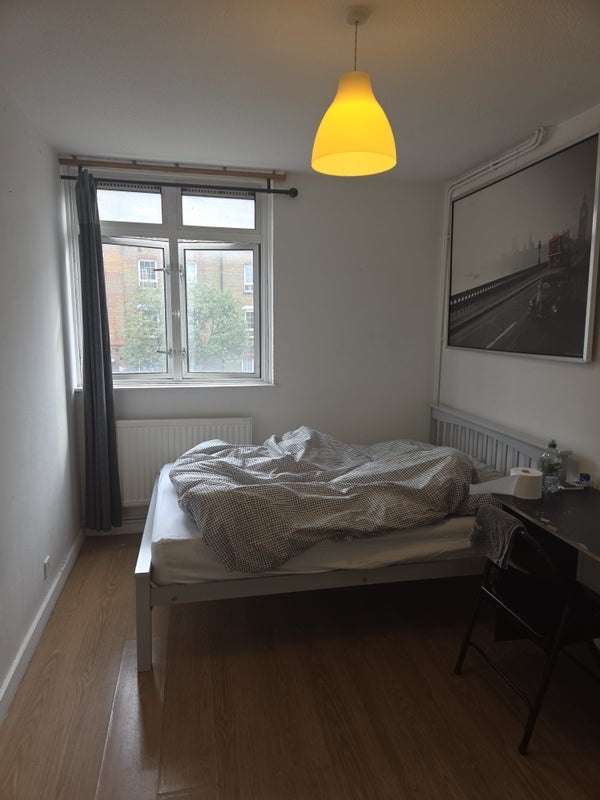 Room Dellow Street in Greater London