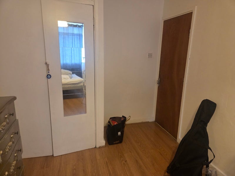 Room Dellow Street in Greater London